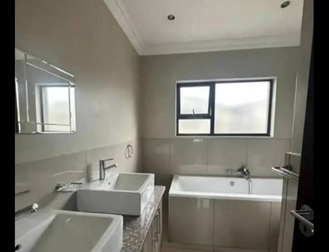 3 BEDROOM TOWNHOUSE FOR SALE IN BEN FLEUR